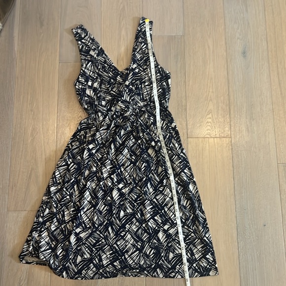 Fei by Anthropologie navy abstract print surplice dress. Size Medium. - Picture 5 of 7